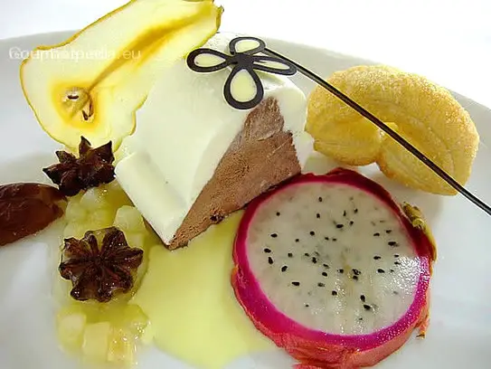Parfait von der Schokolade auf Birnenragout mit Phitayafrucht