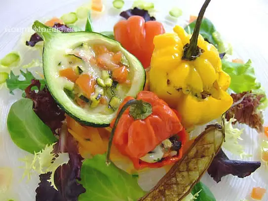 Gefüllte Zucchini und Paprika auf Salaten mit Spargelmarinade