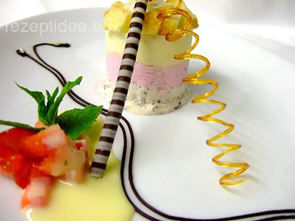 Parfait von Stracciatella, Erdbeer und Vanillemousse