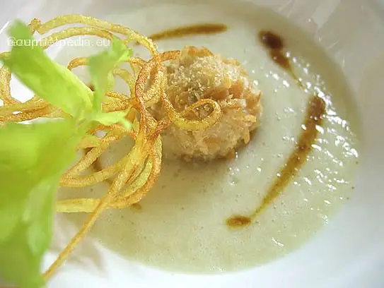 Sellerieschaumsuppe mit knuspriger Truthahnquenelle