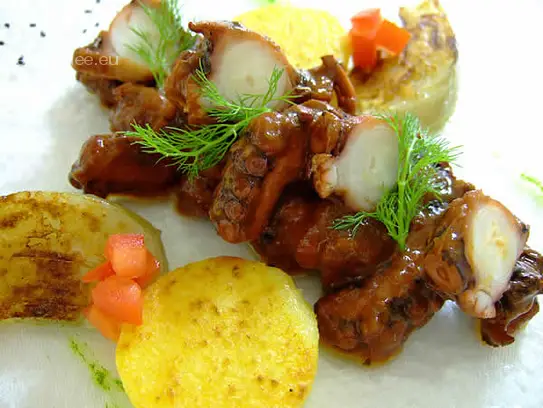 Krake in Tomaten geschmort auf Polenta und Fenchel