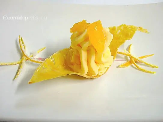 Mandarinensorbet im Mandelkörbchen