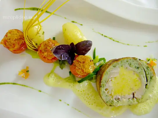 Rolle vom Kabeljau mit Spinat und Safran im Bauchspeckmantel mit gratinierten Kirschtomaten