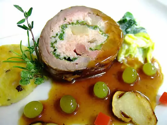 Gefüllte Hirschrolle mit Traubensauce und gegrillten Steinpilzen