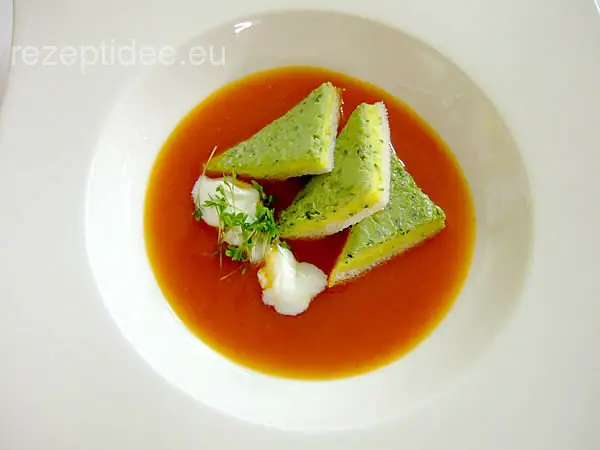 Tomatencremesuppe mit Basilikumschnitten