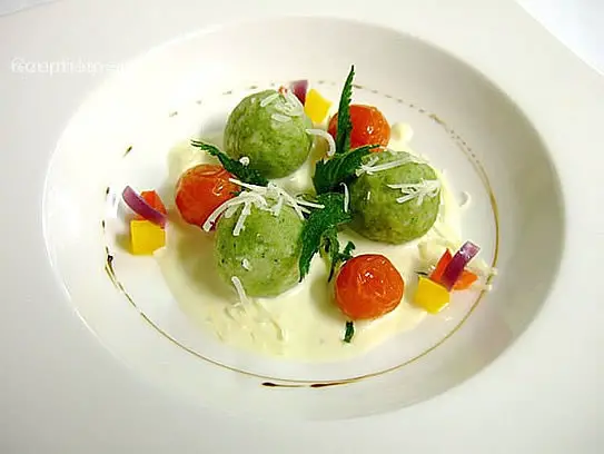Brennneselknödel auf Taleggio-Käsecreme