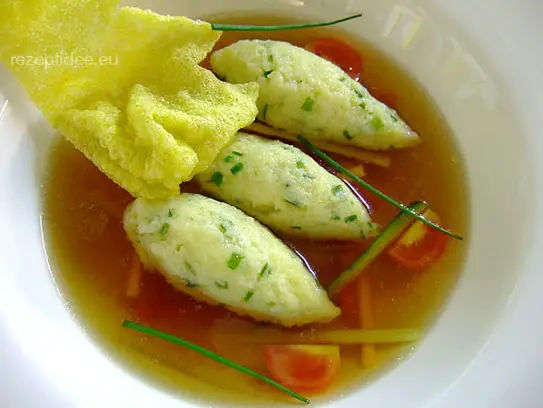 Kraftbrühe mit Grießnockerln und Gemüsestreifen