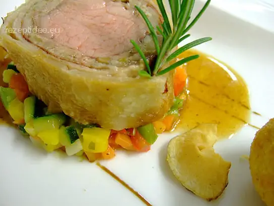 Kalbsrücken im Blätterteigmantel mit Steinpilzen und Rohschinken