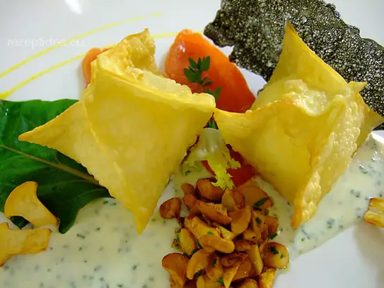 Frittierte Wonton mit Pfifferlingsfülle auf Schnittlauchsauce mit Ofentomaten