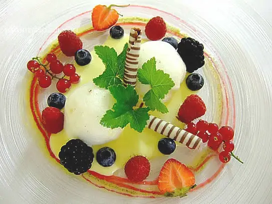 Schneenockerln auf Vanillesauce mit frischen Waldbeeren