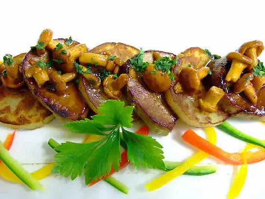 Gröstel von Schweinefilet mit Kartoffeln und Pfifferlingssauce