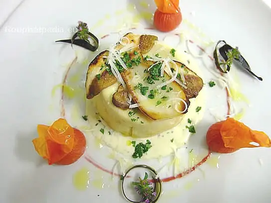 Steinpilzflan auf feiner Kräutercremesauce mit gegrillten Pilzen