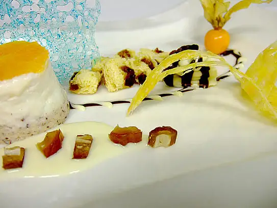 Parfait vom Lebkuchen mit Orange an Panetone und Datteln