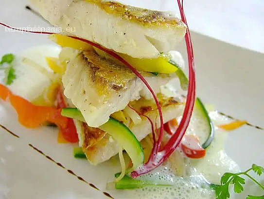 Türmchen vom kross gebratenem Zanderfilet mit sautierten Sojasprossengemüse und Zitronengrasschaum