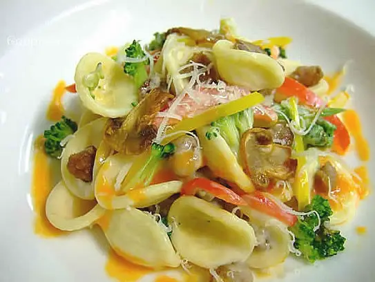 Orecchiette Nudeln mit Bratwurst, Brokkoli, Paprikaschoten und Champignon