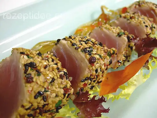 Thunfisch in Sesamkruste auf Glasnudeln mit orientalischer Sauce