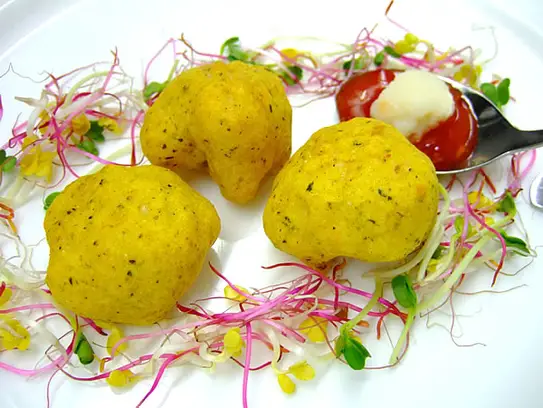 Gebackener Blumenkohl im Buchweizen-Currymantel auf Sprossen mit süß-saurer Sauce