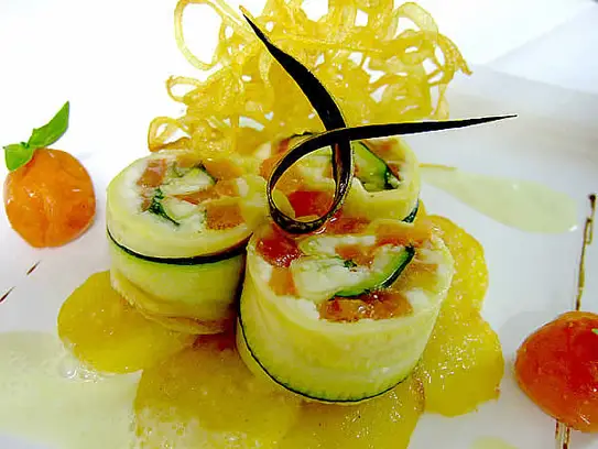 Zucchiniröllchen gefüllt mit Tomaten, Parmesan und Basilikum auf gratinierten Kartoffeln