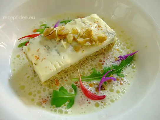 Schaumsuppe vom Gorgonzola mit Schwarzbrottoast