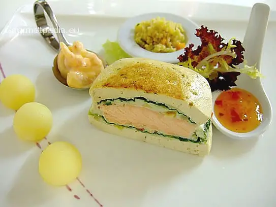 Hamburger von Tofu und Lachs mit Garnelencocktail, Gemüsekuskus und Orientalischer Sauce