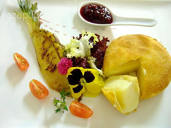 Gebackener Camembert mit gegrillter Ananas und Preiselbeermarmelade