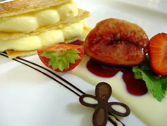 Karamellisierte Blätterteigschnitte mit weißen Schokoladenmousse und Rotweinfeige
