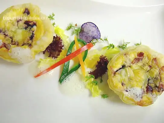 Radicchiotörtchen mit Brie auf Knoblauchschaum