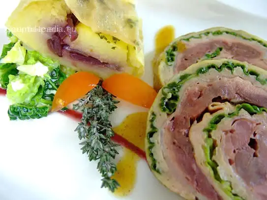 Hirschnuß im Wirsingmantel an Kartoffel-Blaukrautstrudel