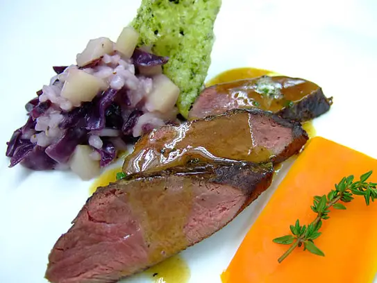 Rosa gebratenes Wildhasenfilet auf Blaukrautrisotto und Kräuterjus
