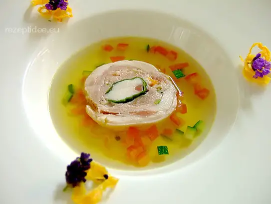 Consommé mit Kaninchenrolle und Gemüseeinlage