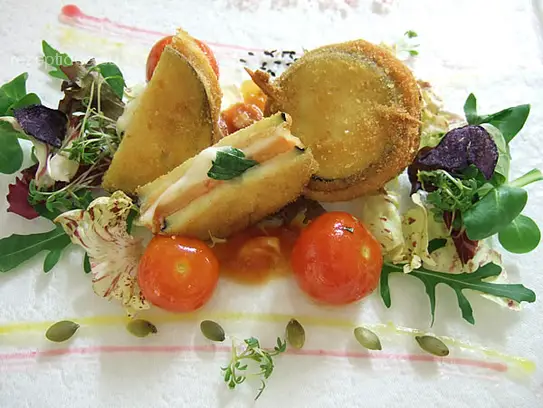 Panierte Auberginentoast mit Tomaten, Mozzarella und Basilikum auf sautierten Kirschtomaten