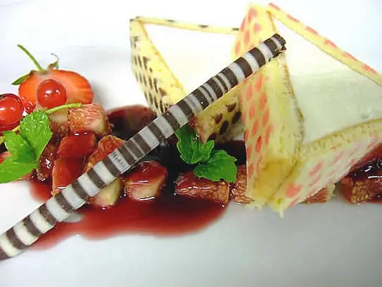 Terrine von weißer Schokolade mit frischen Feigen in Rotweinsauce