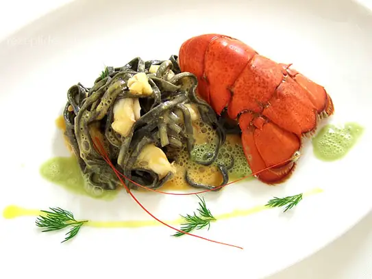 Schwarze Bandnudeln in feiner Hummersauce