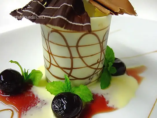 Schwarzwälderkirschröllchen auf Englischsauce