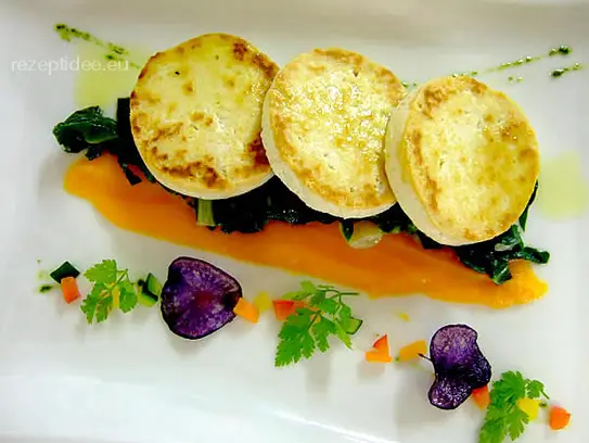 Gebratener Tofu mit Rahmspinat auf Karottenpürée