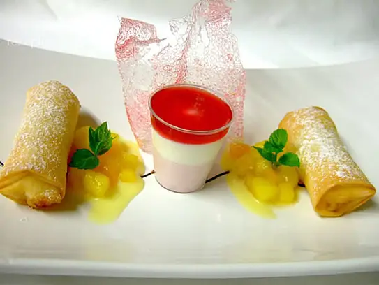 Knusprige Frühlingsrollen mit Ananas-Mangofüllung und Himbeermousse