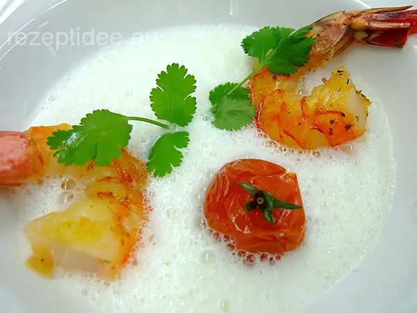 Limettenschaumsüppchen mit Koriander, gebratenen Riesengarnelen und ...