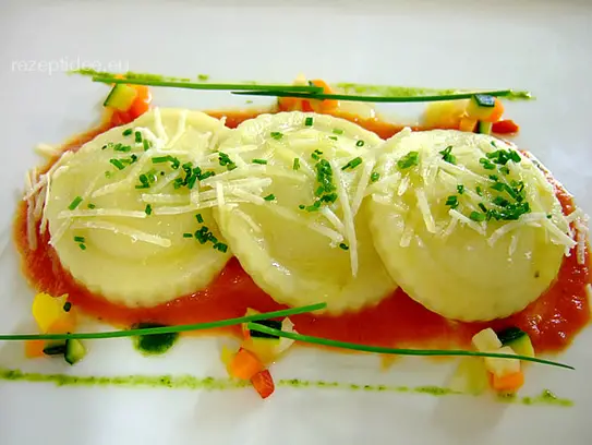 Kartoffelravioli mit Schinken-Lauchfüllung auf Tomatencreme