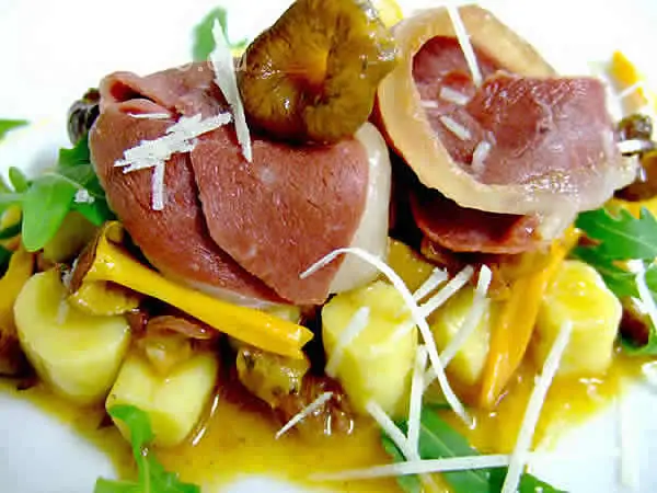 Kartoffelgnocchi mit geräucherter Gänsebrust, Rauke und Herrennagelen ...