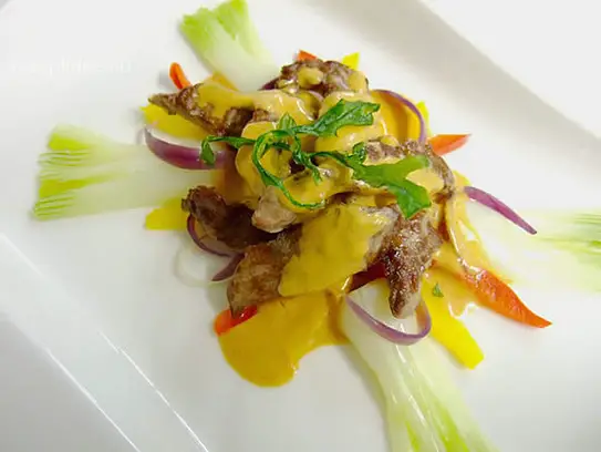 Rinderfiletstreifen in Paprikacremesauce mit jungen Gemüsen