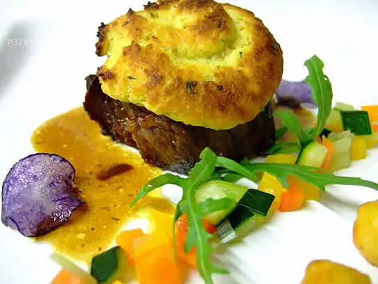 Rinderfilet mit Sauce Hollandaise überbacken mit frittierten Kartoffelnocken