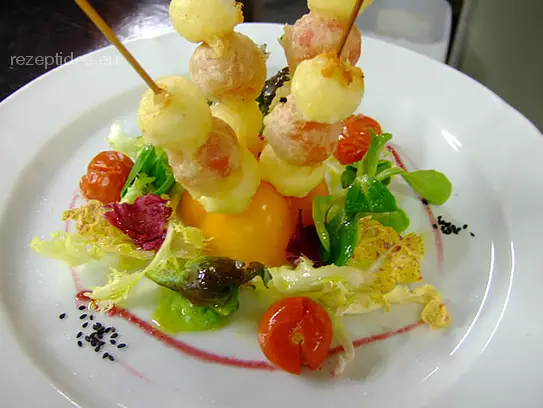 Knusprig gebackene Spießchen mit Kirschtomaten und Mozzarelline in Tempura