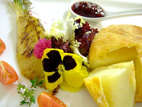 Gebackener Camembert mit gegrillter Ananas und Preiselbeermarmelade