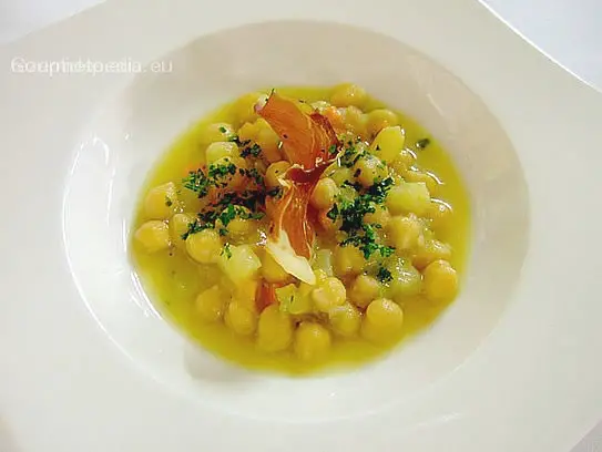 Kichererbsen-Suppe mit Knusperspeck