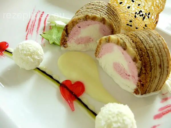 Terrine vom Himbeermousse im Baumkuchenmantel mit Kokospralinen und ...