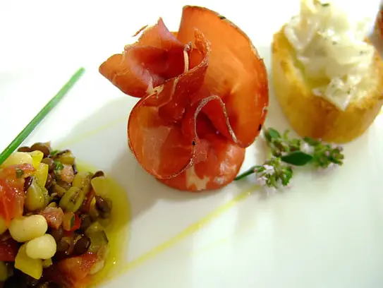 Bresaolatasche mit Ziegenkäse an marinierten Linsensalat und Bruschetta mit Lardo
