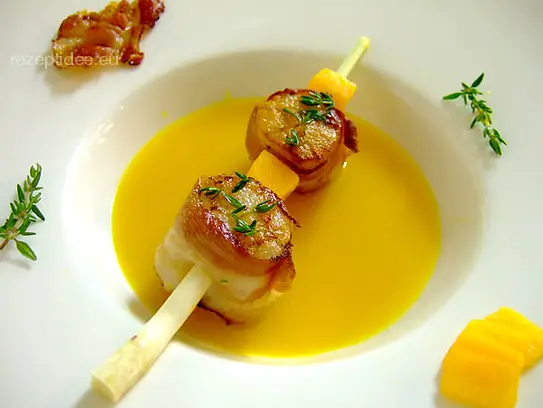 Kürbiscremesuppe mit Jakobsmuschelspieß