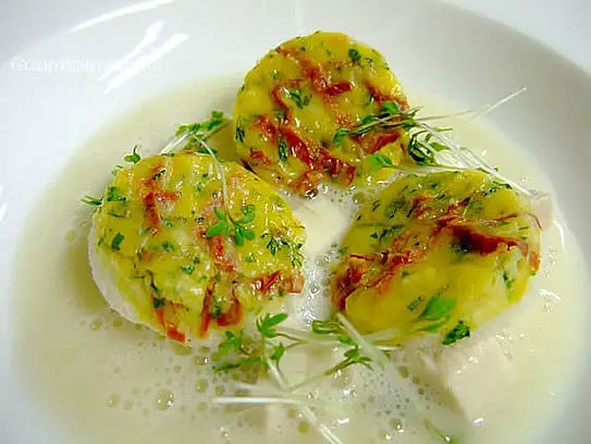 Truthahncremesuppe mit Kresse und gebackenen Tomatenbrotschnitten