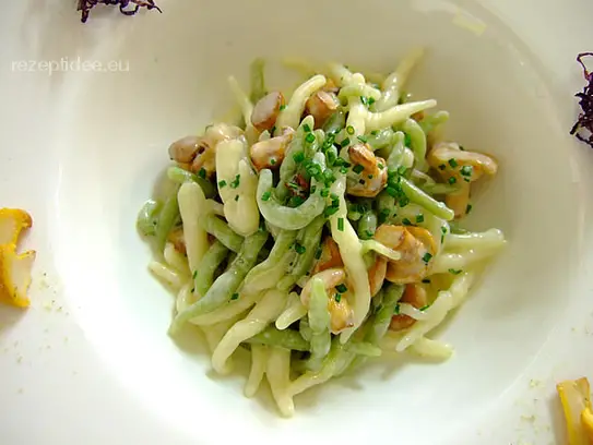 Strigoli Nudeln mit Pfifferlingen in Schnittlauch-Rahmsauce