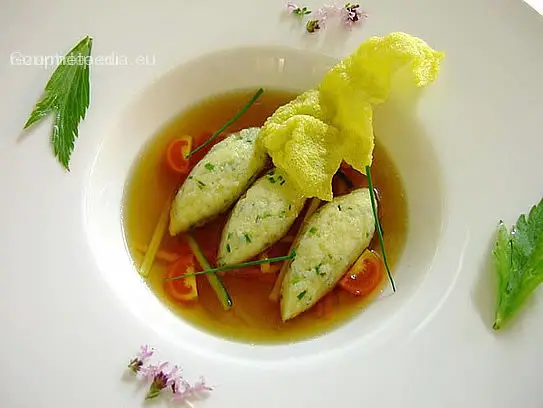 Kraftbrühe mit Grießnockerln und Gemüsestreifen